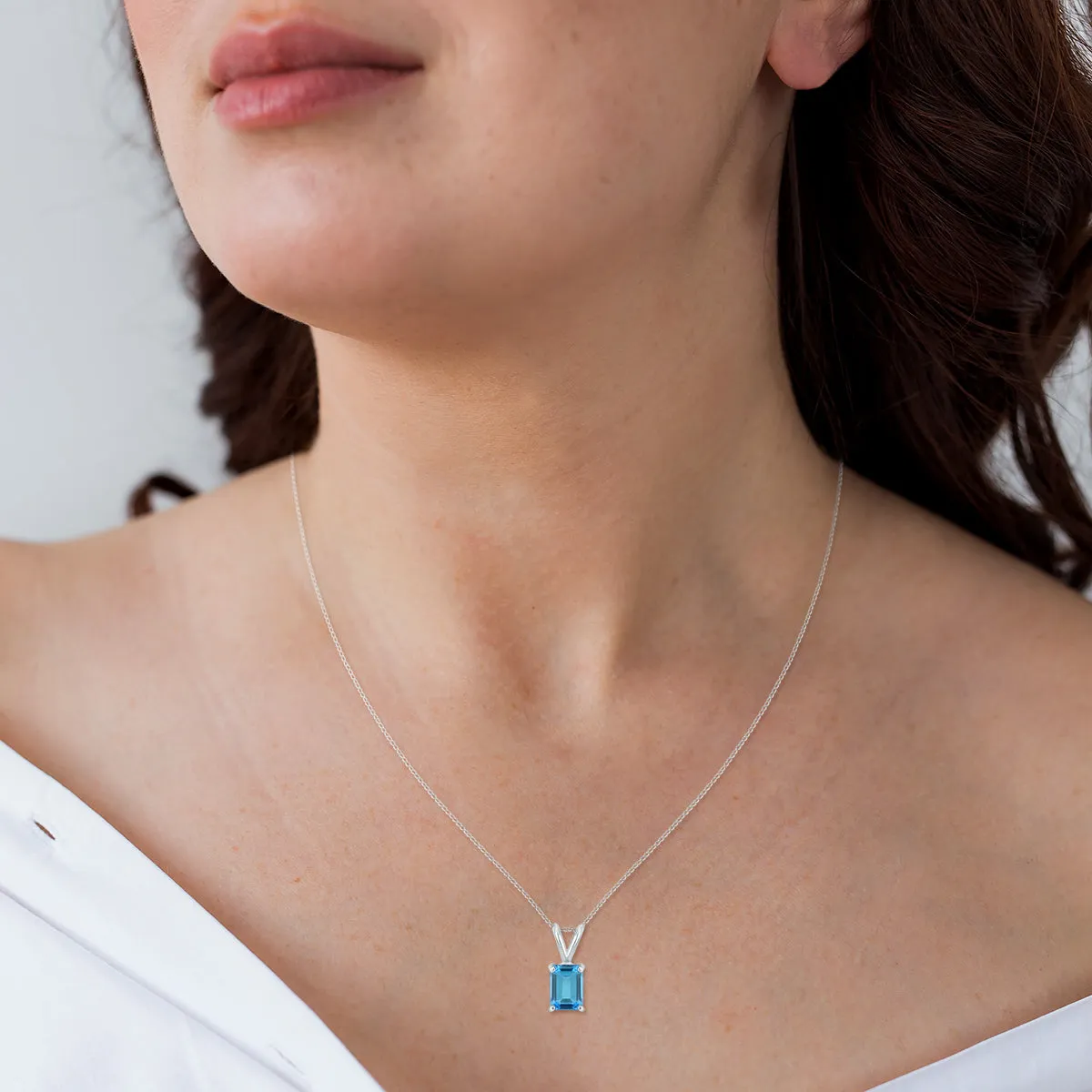 14K White Gold 8X6Mm Emerald Shaped Blue Topaz Pendant