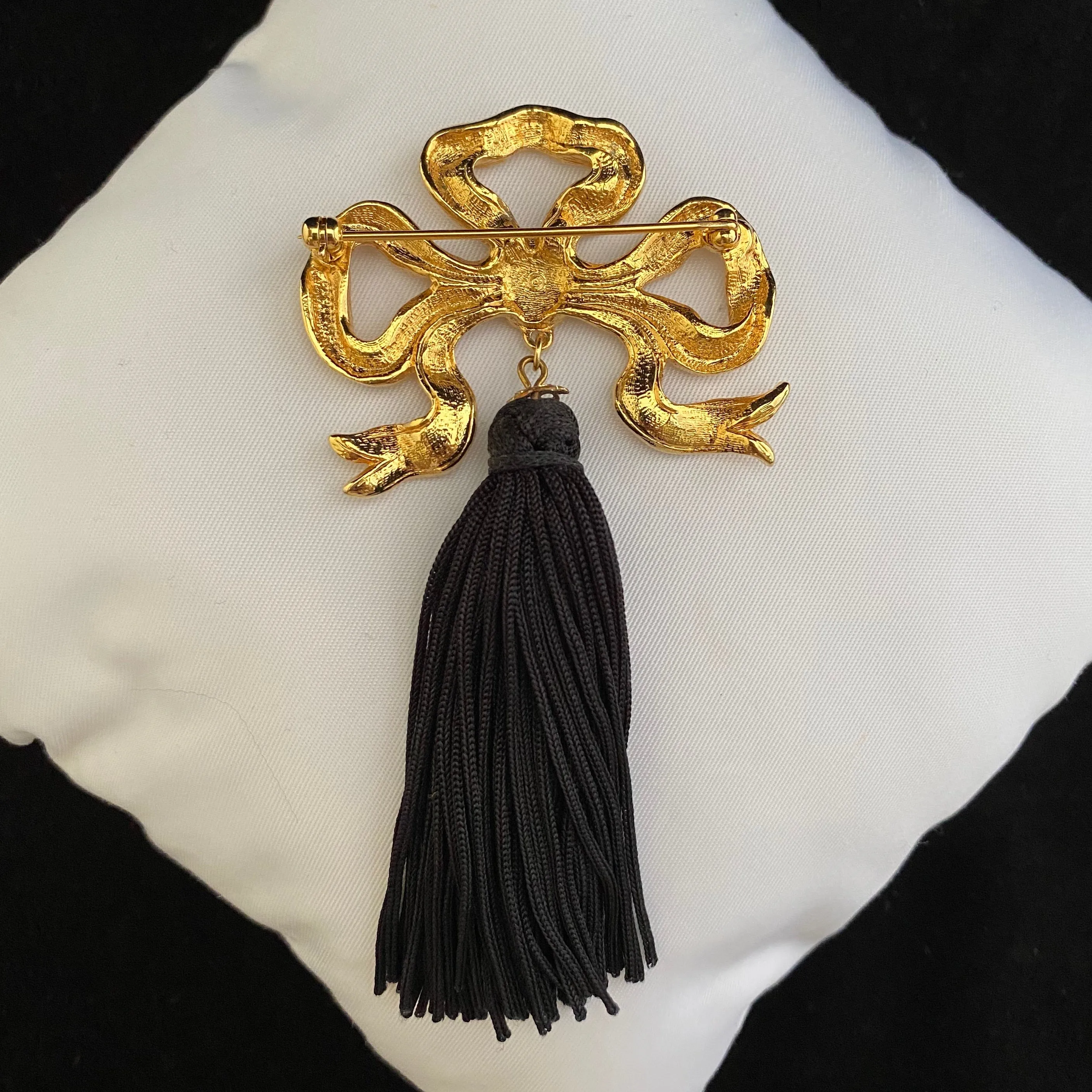 1991 Avon Touch of Tassel Brooch