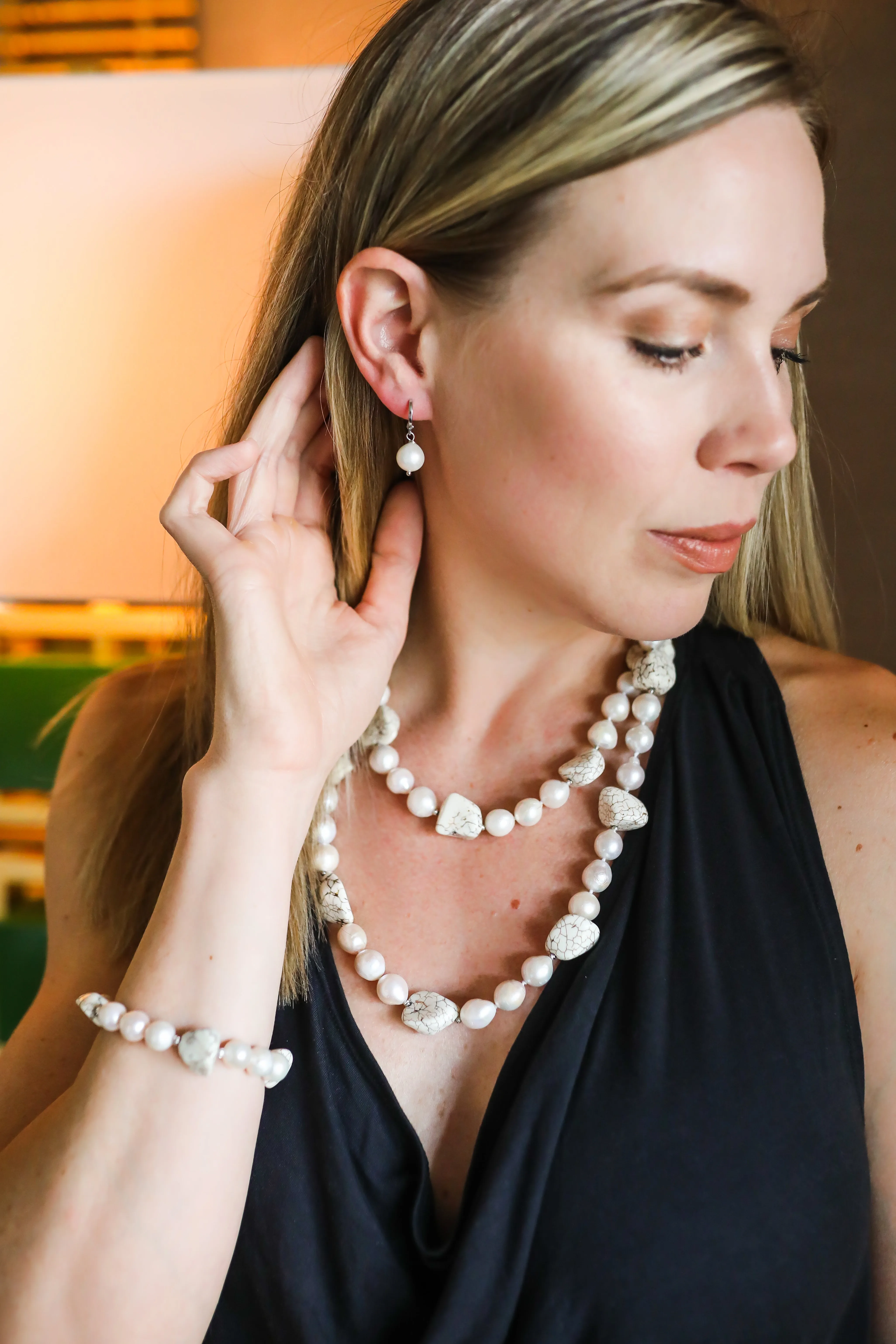 360-01-S | SILVER HUGGIE W/ 12 MM ROUND PEARL DROP