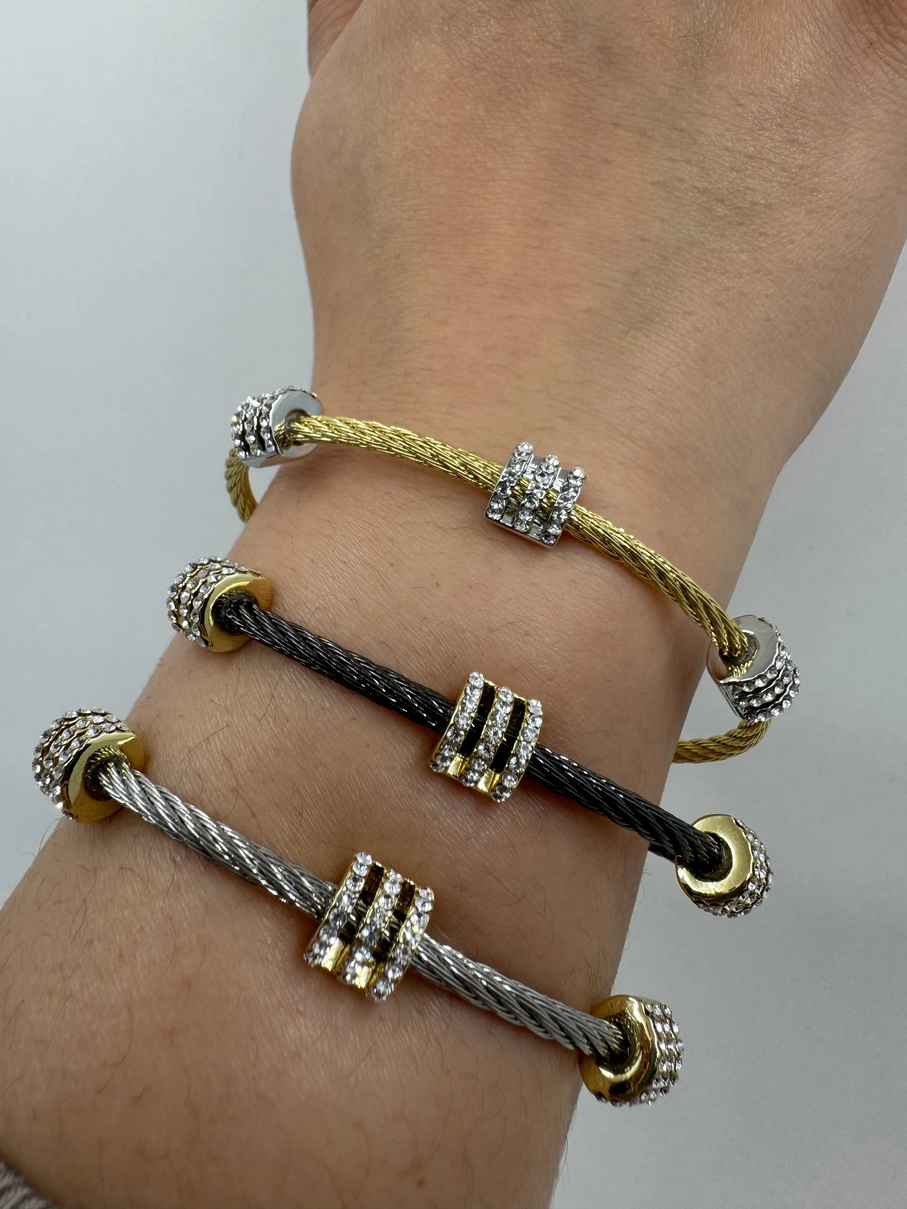 Cable Magnetic Bracelet: Black and Gold Findings (BXG4005)