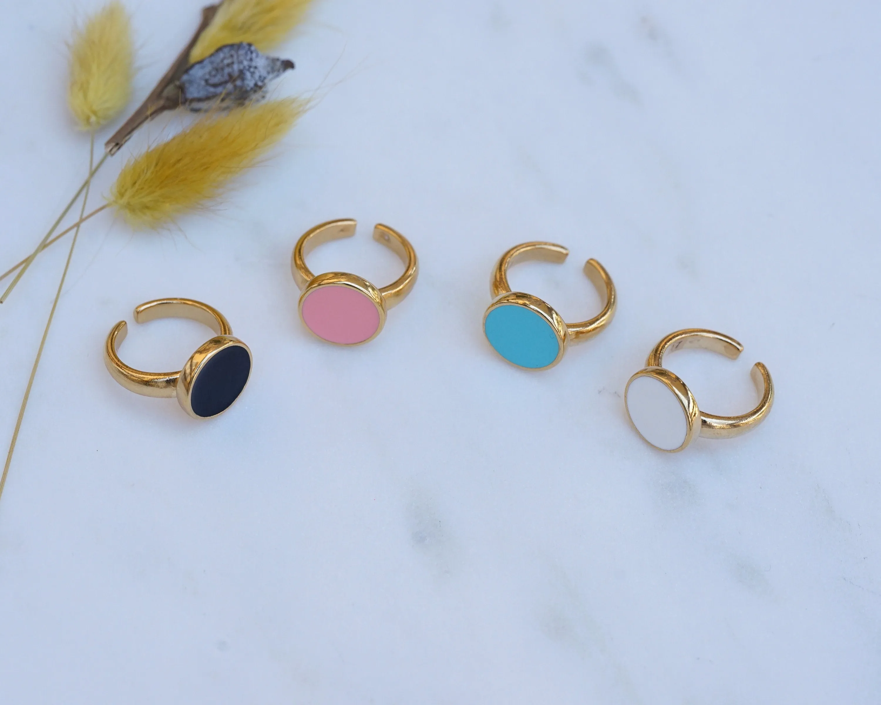 Gold-Coloured Enamel Solitaire Ring