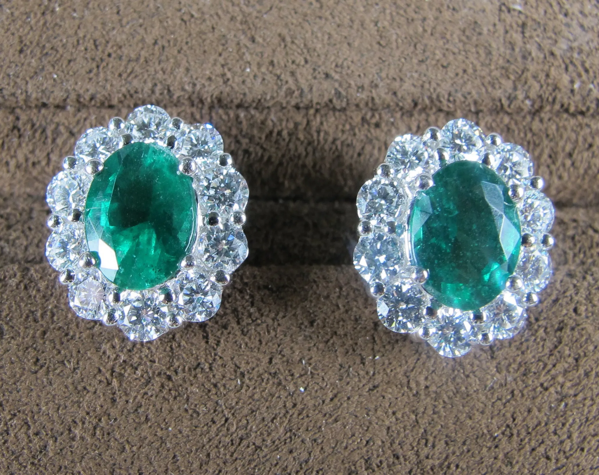 Ladies Green 3.00ct tw Emerald and Diamond Earrings