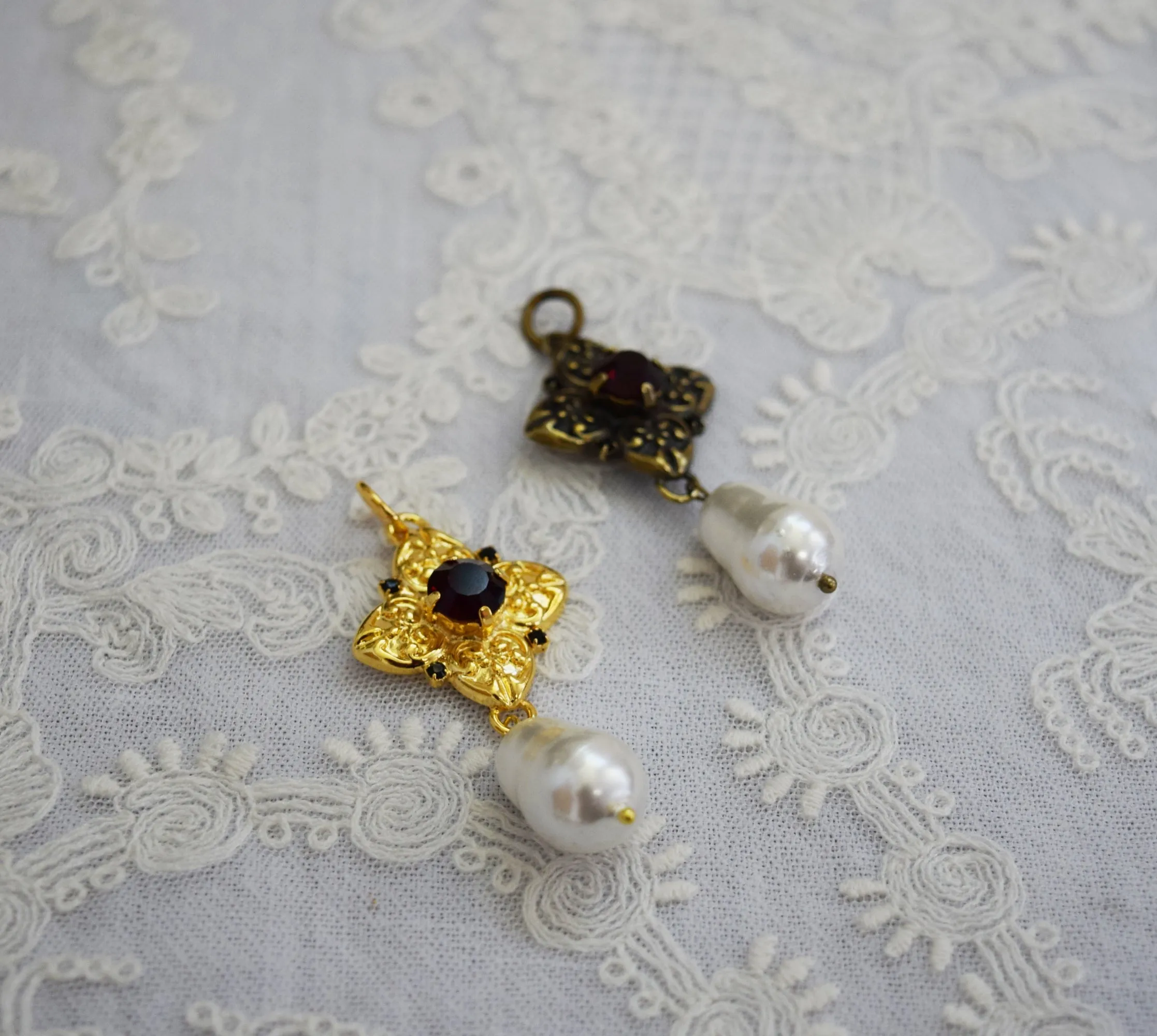 Renaissance Diamond-shaped pendant with Garnet and Pearl