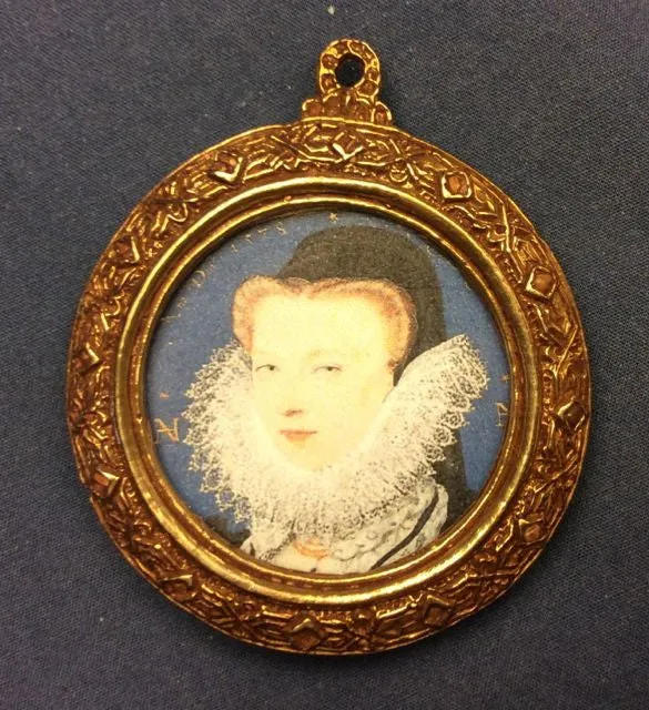 Round Portrait Pendant - Z77