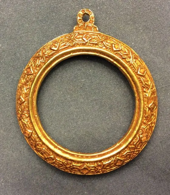Round Portrait Pendant - Z77