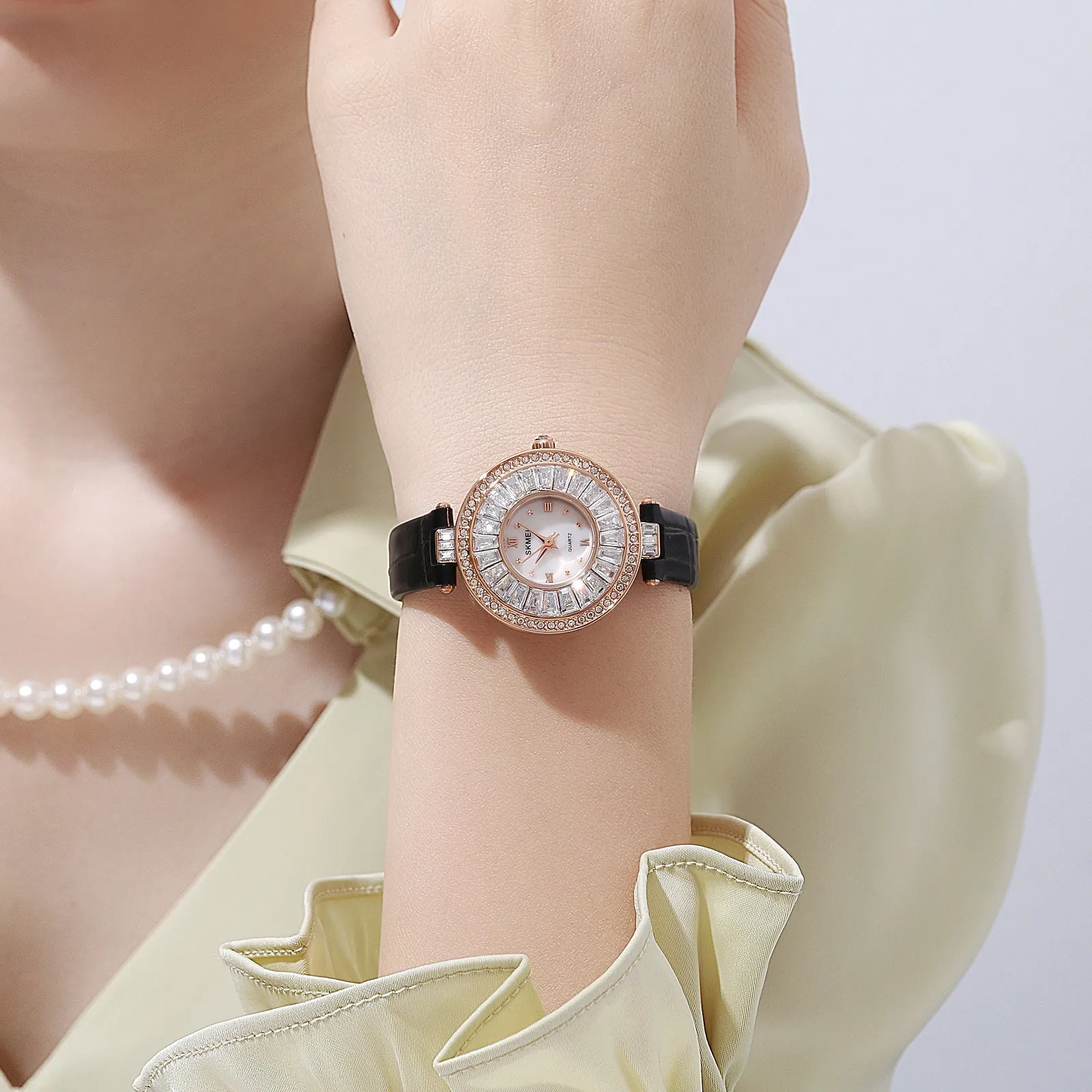 SKMEI 2009 Diamond Wrist Watch for Women w/ Leather Strap