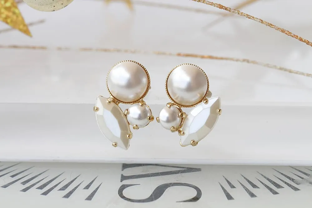 WHITE PEARL STUDS
